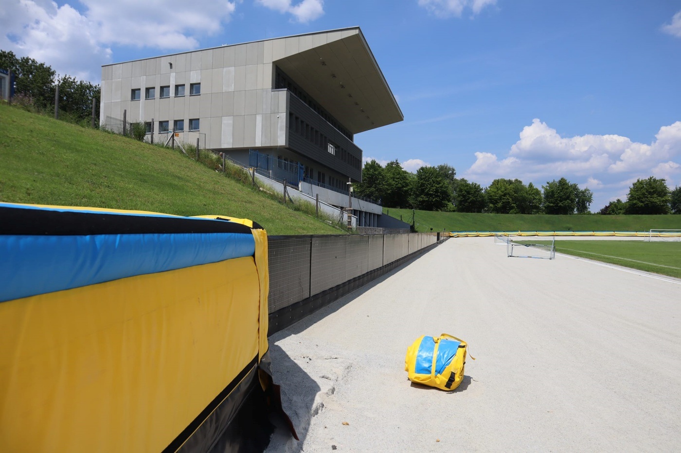 Żużel wraca na Skałkę Na torze zamontowano dmuchane bandy 19