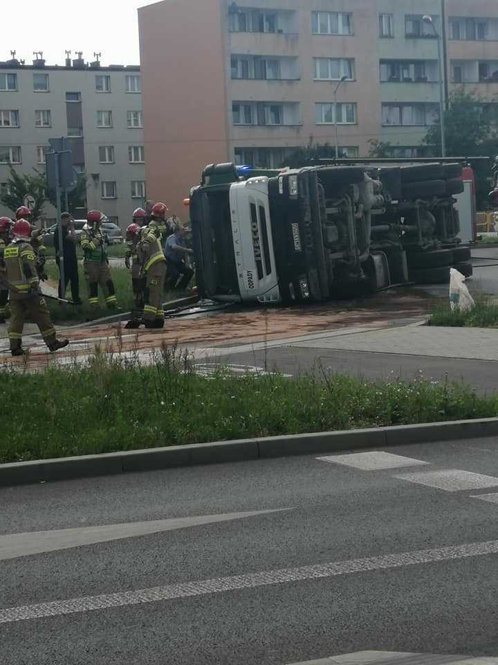 Przewrócona ciężarówka na Zgodzie