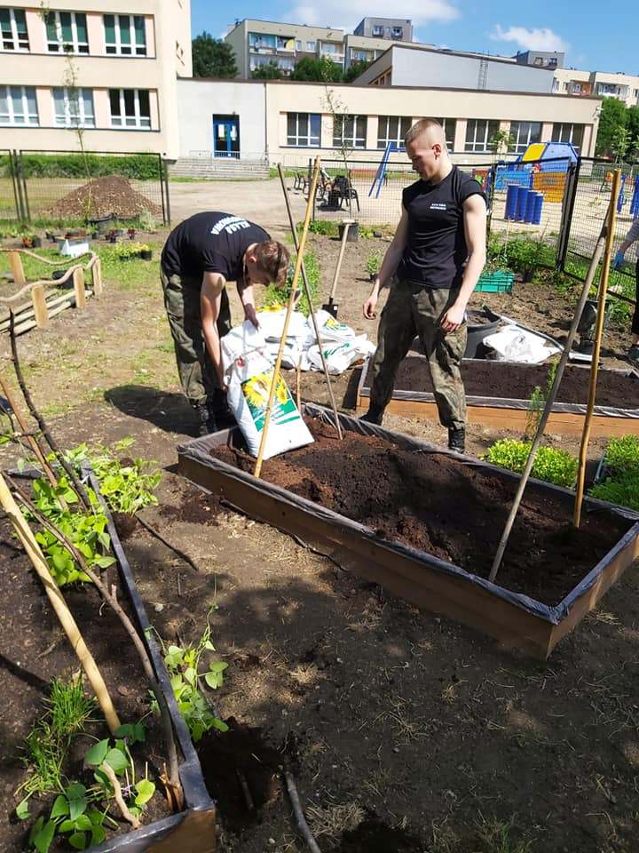 Nowy ogród powstaje na terenie Zespołu Szkół Ogólnokształcących w Chropaczowie 2