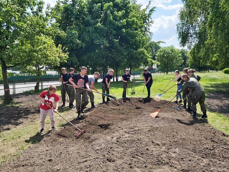 Nowy ogród powstaje na terenie Zespołu Szkół Ogólnokształcących w Chropaczowie 8