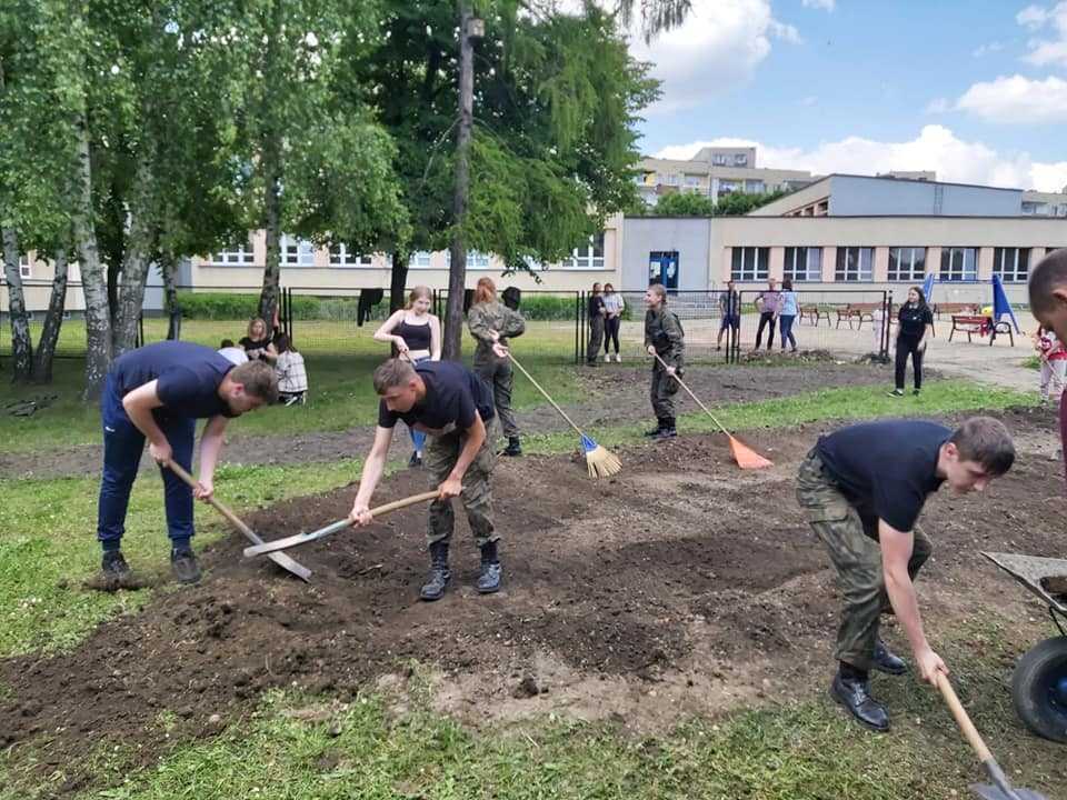 Nowy ogród powstaje na terenie Zespołu Szkół Ogólnokształcących w Chropaczowie 9