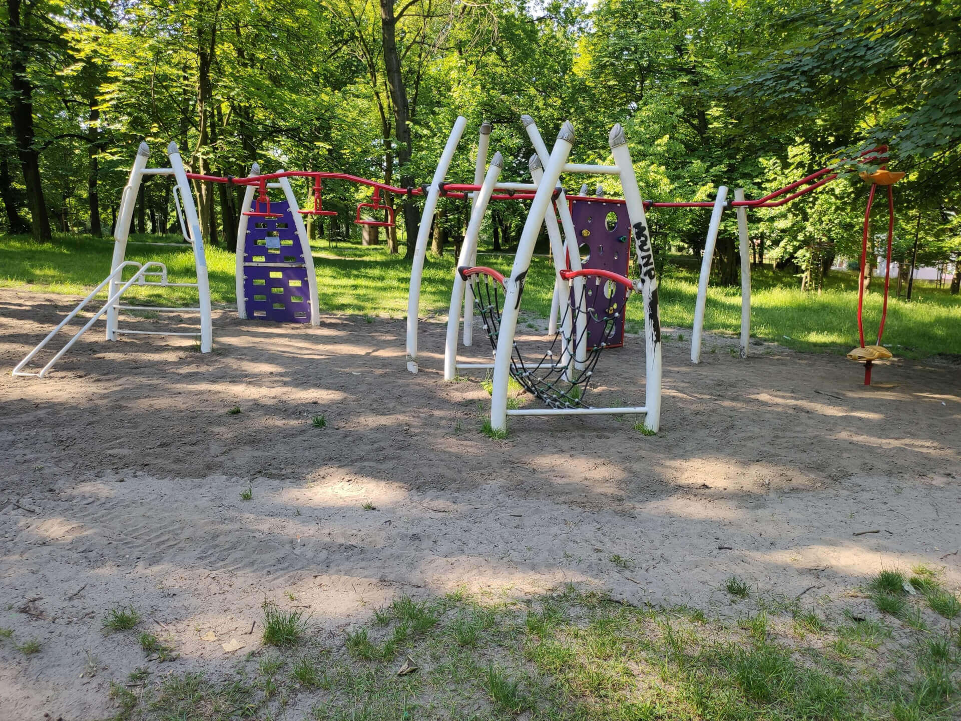 Plac zabaw w parku Heiloo w Piaśnikach