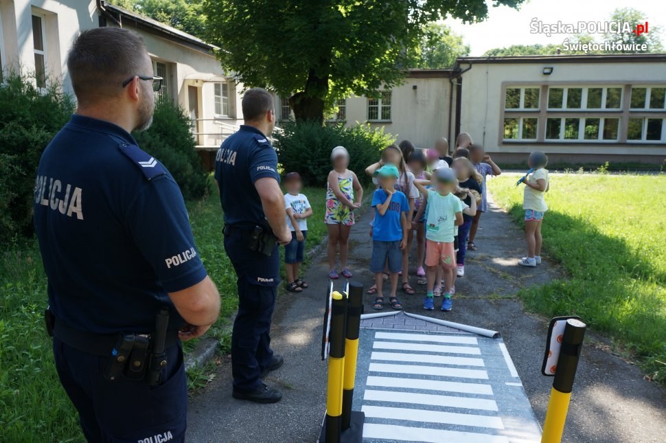 Policjanci ze Świętochłowic uczą dzieci bezpieczeństwa na wakacjach 2