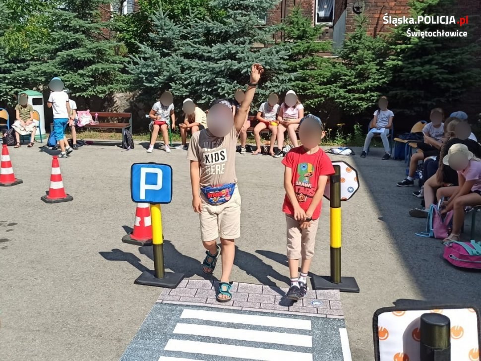 Policjanci ze Świętochłowic uczą dzieci bezpieczeństwa na wakacjach 3