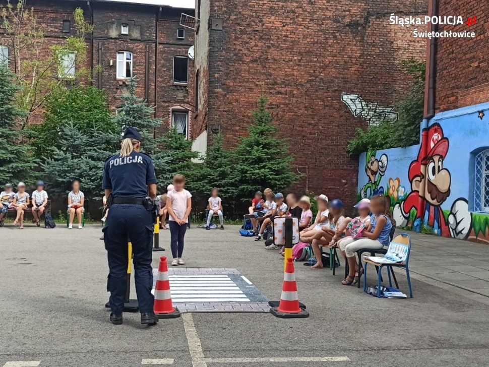 Policjanci ze Świętochłowic uczą dzieci bezpieczeństwa na wakacjach 4