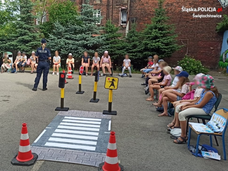 Policjanci ze Świętochłowic uczą dzieci bezpieczeństwa na wakacjach 5