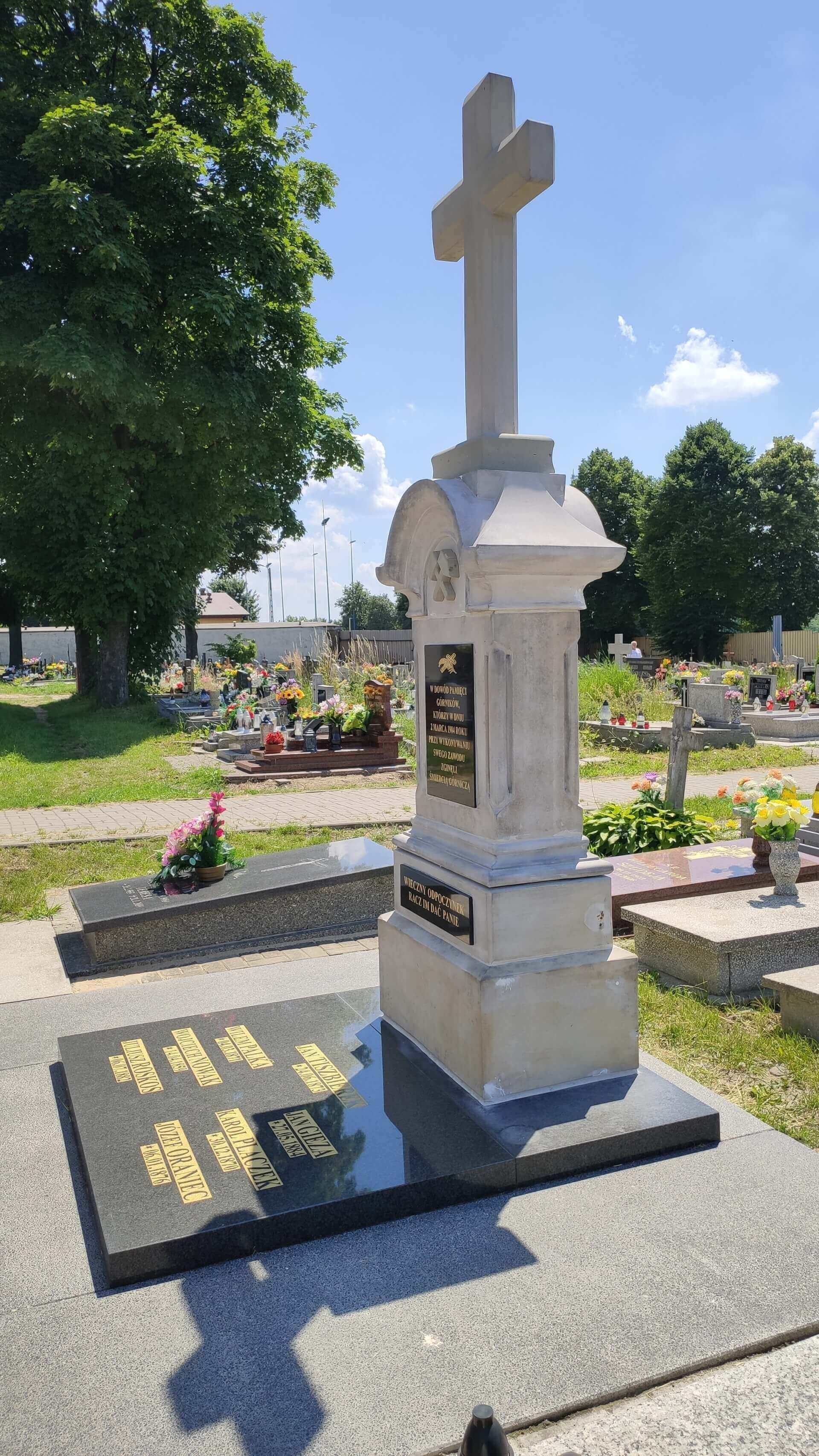 Pomnik poległych górników na cmentarzu w Chropaczowie 8
