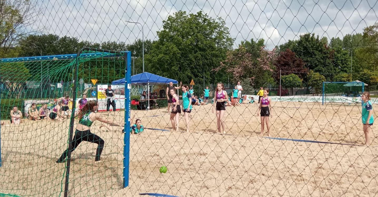 Turniej piłki ręcznej plażowej z okazji dnia dziecka 2021 OSIR Skałka