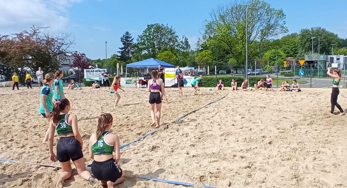 Turniej piłki ręcznej plażowej z okazji dnia dziecka 2021 OSIR Skałka