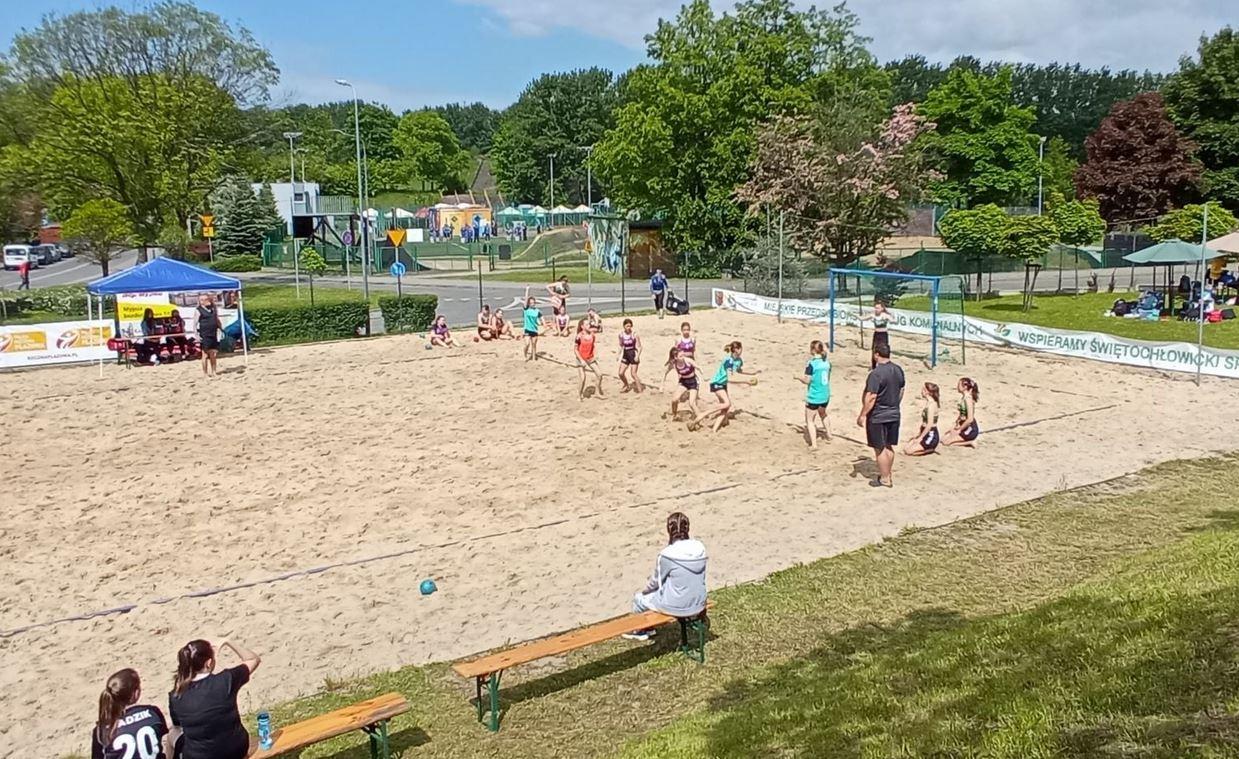 Turniej piłki ręcznej plażowej z okazji dnia dziecka 2021 OSIR Skałka