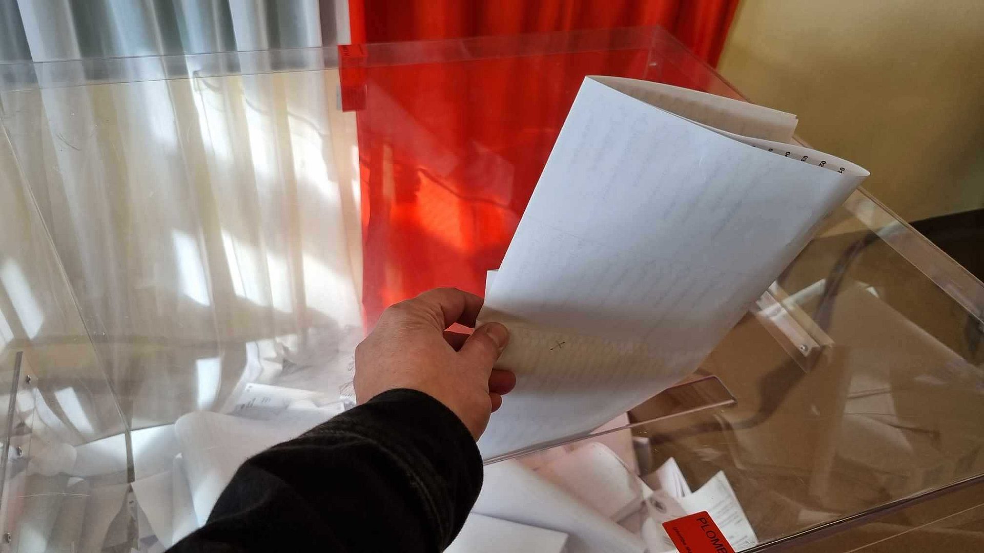 Glosowanie urna Glosowanie urna