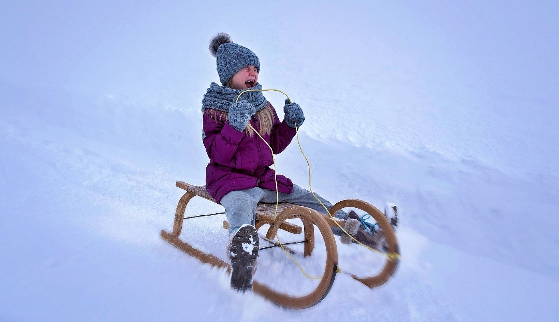 Dziecko na sankach Dziecko na sankach