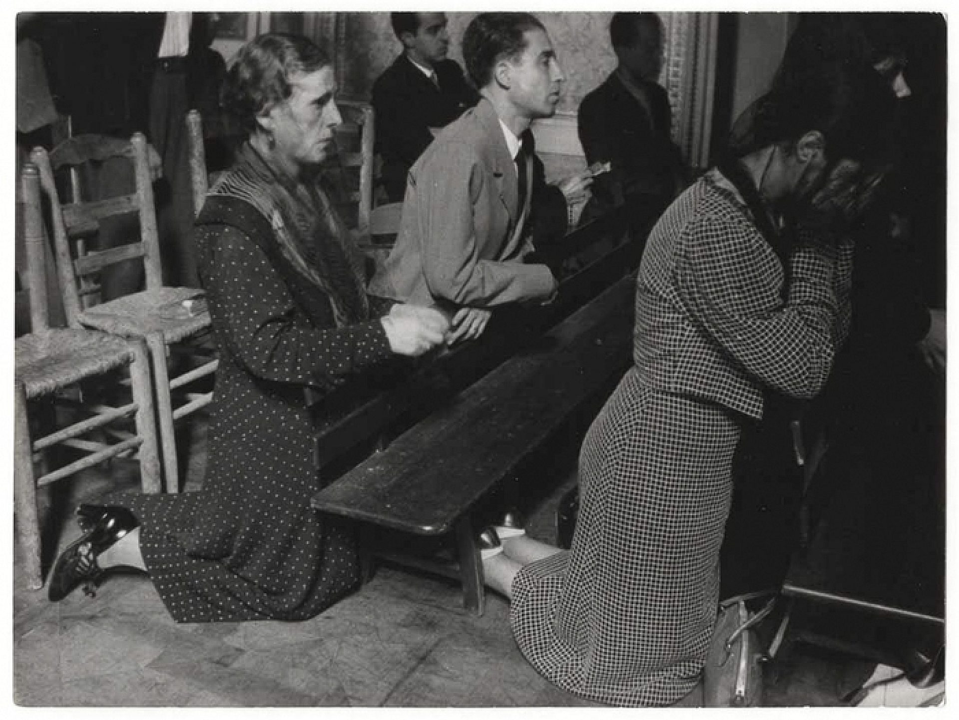 Fotografia kontekstowa: Modlący się ludzie. Fot. Wikipedia. Fotografia kontekstowa: Modlący się ludzie. Fot. Wikipedia.