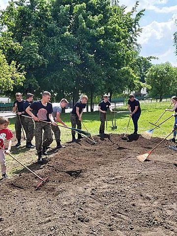 Nowy ogród powstaje na terenie Zespołu Szkół Ogólnokształcących w Chropaczowie 8 Nowy ogród powstaje na terenie Zespołu Szkół Ogólnokształcących w Chropaczowie 8