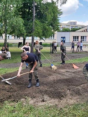 Nowy ogród powstaje na terenie Zespołu Szkół Ogólnokształcących w Chropaczowie 9 Nowy ogród powstaje na terenie Zespołu Szkół Ogólnokształcących w Chropaczowie 9