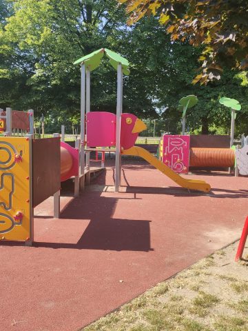 Plac zabaw w Piaśnikach u zbiegu ulic Chorzowskiej i Bieszczadzkiej Plac zabaw w Piaśnikach u zbiegu ulic Chorzowskiej i Bieszczadzkiej