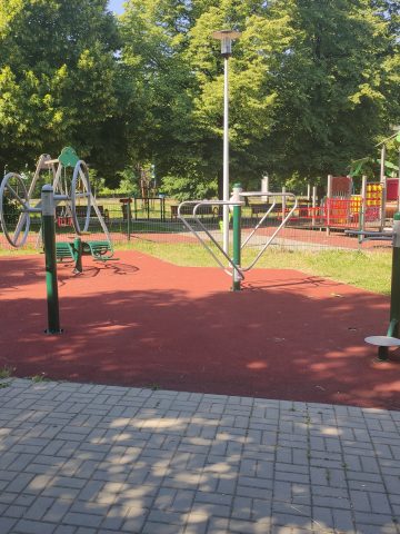 Plac zabaw w Piaśnikach u zbiegu ulic Chorzowskiej i Bieszczadzkiej Plac zabaw w Piaśnikach u zbiegu ulic Chorzowskiej i Bieszczadzkiej