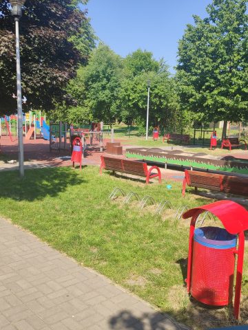 Plac zabaw w Piaśnikach u zbiegu ulic Chorzowskiej i Bieszczadzkiej Plac zabaw w Piaśnikach u zbiegu ulic Chorzowskiej i Bieszczadzkiej