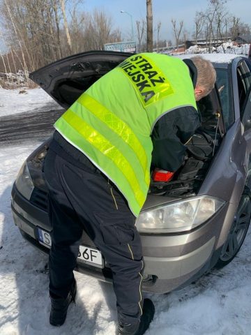 Straż Miejska pomaga w uruchomieniu samochodów Straż Miejska pomaga w uruchomieniu samochodów