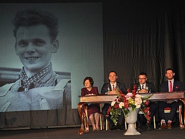 Rok jubileuszowy 32088387da419227f20729e6cf7687d8 XL
