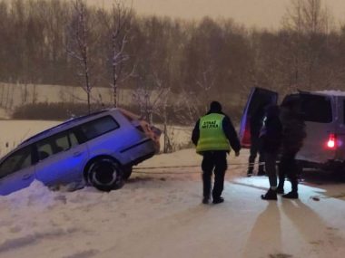 Poślizg, który mógł się skończyć w stawie na Uroczysku! Auto