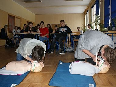 Uczyli się, jak pomagać Fe4bbe81600a40063594e597e00eb05b XL