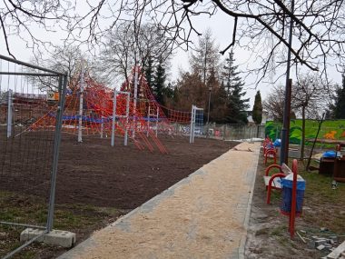 Nowy plac zabaw powstaje w Chropaczowie. Otwarcie już w maju 2021 r. Koscielna1