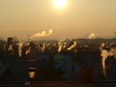 Od tygodnia obowiązuje uchwała antysmogowa. Za palenie w starym piecu grozi mandat. 500 zł… dziennie
