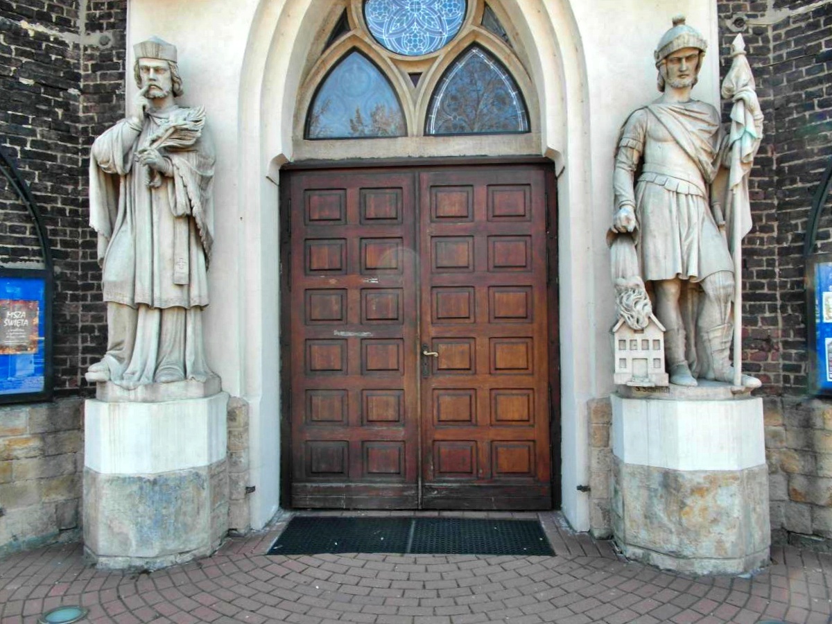 Figura św. Florian przed wejściem do kościoła w Lipinach