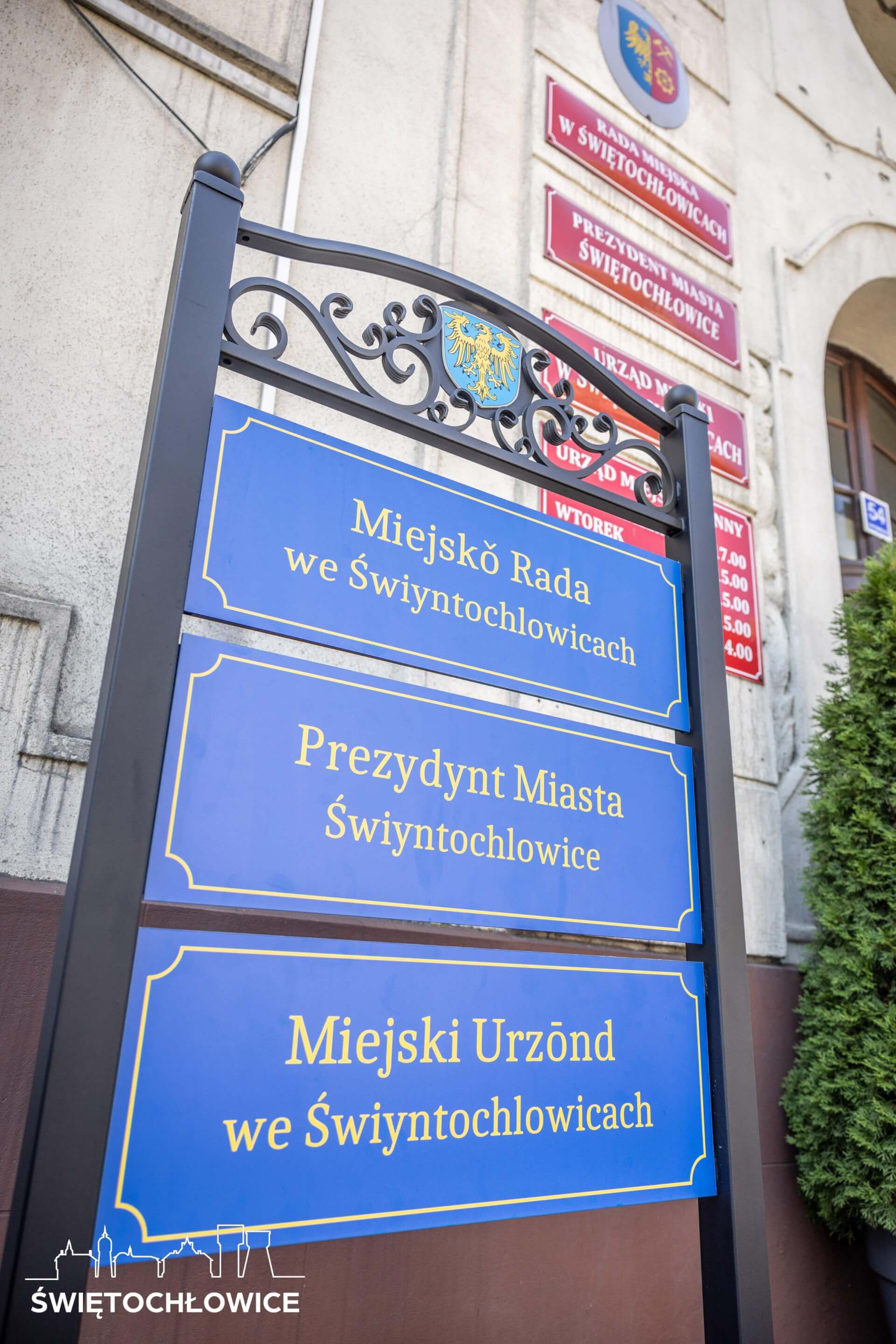 Tablice w języku śląskim na urzędzie miasta w Świętochłowicach