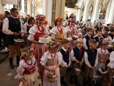 Na święconkę w kieckach i jeleniokach w Radzionkowie Błogosławieństwo pokarmów w Radzionkowie 2025
