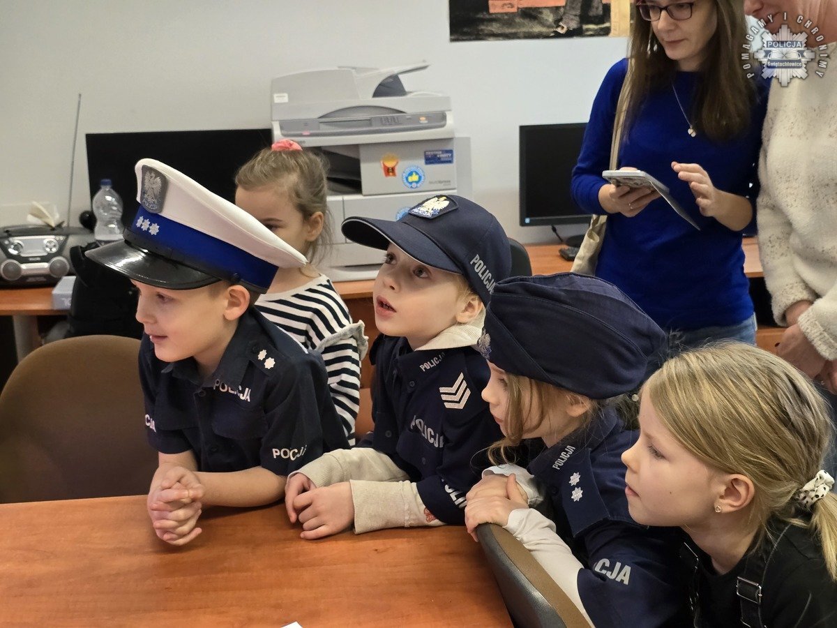 Przedszkolaki z wizytą u świętochłowickich policjantów
